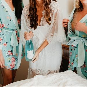 Homebodii Kassiah long lace robe